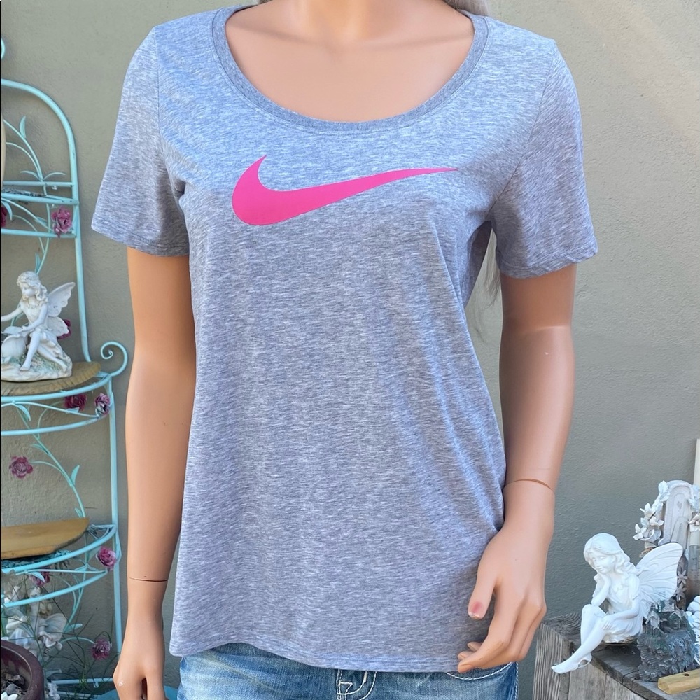“THE NIKE TEE” DRI-FIT Athletic Cut Scoop T-shirt - Picture 9 of 14